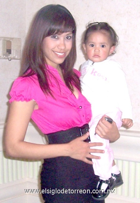 Lic. Luz Elena Chz. Acompañada de su Hija Natalia De La Cruz, En reciente Premiación Anual. Enviada por lucy.