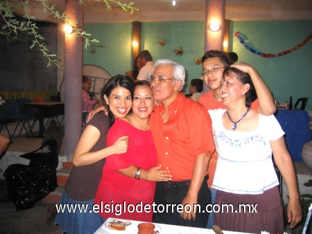 Reyna Anel, Aida Irasema y José Eduardo,en la celebración de los 32 años de matrimonio de sus padres José Fco. y María de Jesús en Apodaca, N.L. Enviada por José Fco. Urquidi Cruz.