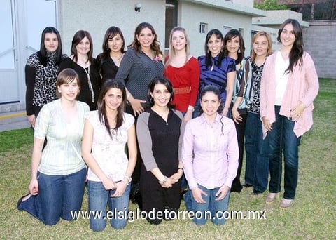 20032010 Verónica Murra en compañía de las asistentes a su fiesta de canastilla.