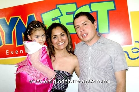 20032010 Valeria Azeneth Reyes cumplió tres años y fue festejada por sus papás: Luz Adriana Campos y Gerardo Reyes.