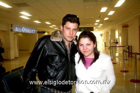 20032010 México. Omar Tello fue despedido por su novia Ale Tamez.