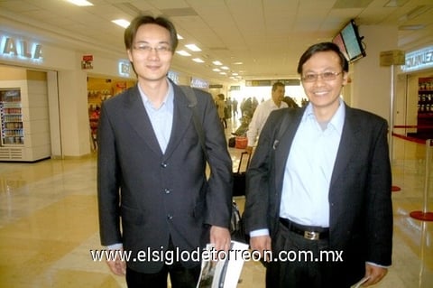 20032010 México. Huang Ming Wu y Chieh-Chang Yeh en la sala de espera del aeropuerto.
