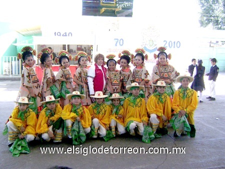 Grupo de baile infantil de la Escuela ''18 de Marzo'' T.V. Con maestra; Gabriela Soto Jueves 18 de Marzo del 2010. Enviada por Alejandra Rocha.