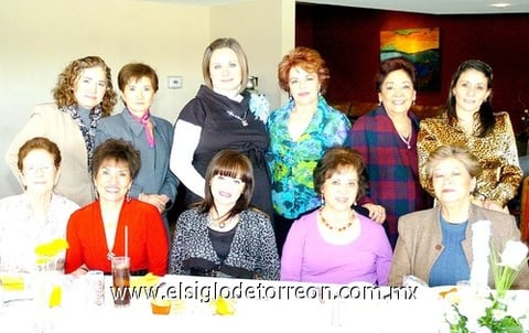 22032010 Carmen Cázares de Arroyo junto a algunas damas asistentes a su fiesta de regalos para bebé, que le fue organizada por Mica de Arroyo.
