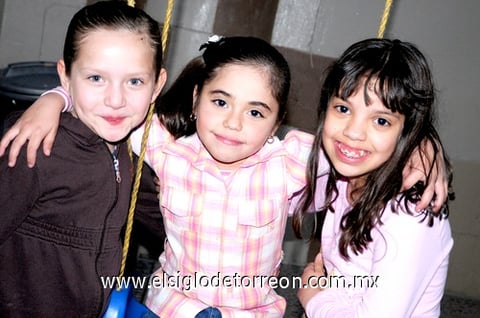 22032010 Andrea Camila Quiñones, Valeria Jimena Limones y Aranza Ivette Sánchez disfrutaron de reciente festejo infantil.