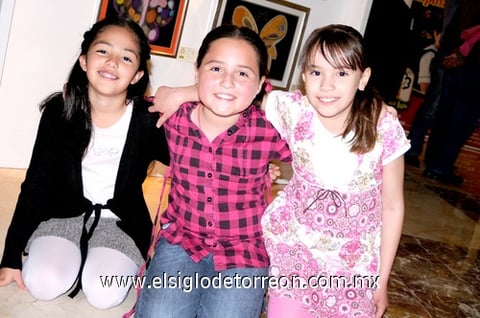 22032010 Valeria, Debbie y Regina.