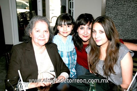 22032010 Irene de Domínguez, Paulina de Lara, Carolina de Lara y Elizabeth Domínguez.