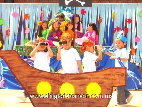 21032010 De piratas y sirenitas se disfrazaron.