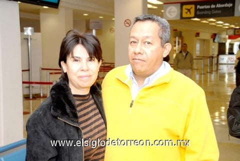 22032010 Hermosillo. Iniciaron un viaje de trabajo Tina Michel y José Villa.