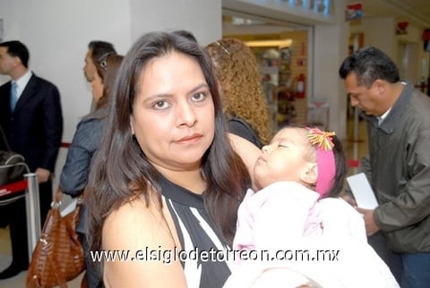 22032010 México. Regresaron a su ciudad de residencia, Alejandra Valdez Sánchez y Rosaura Servín Valdez.