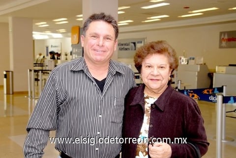 22032010 Arizona. María Eugenia de Loya emprendió un viaje de placer y fue despedida por Fernando Loya.
