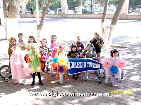 23032010 Disfrazados.  Grupo de tercer año de kinder en su festejo de Primavera.