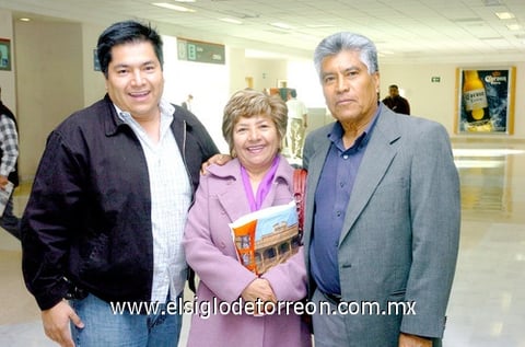23032010 Va a Cancún a una convención de trabajo Francisco Mora Reyes despide sus papás Francisco Mora y Carmen Aguilar.