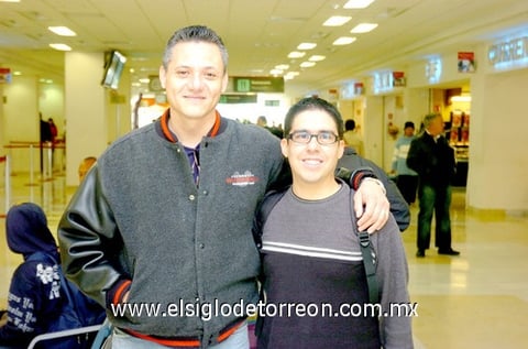 23032010  Va a Cancún de trabajo José Luis de los Santos y Gilberto del Río.