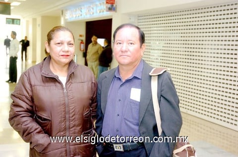 23032010 México. Va a Mexico de trabajo José Luis Barraza despide su esposa Enriqueta Serna.