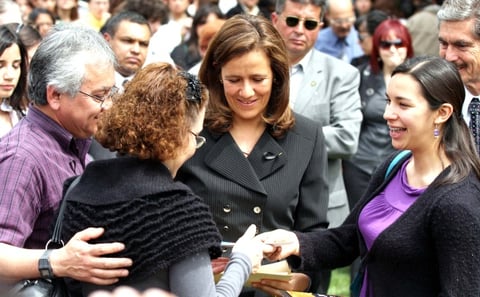 Margarita Zavala, dió el pésame a los padres de  Jorge Antonio Mercado Alonso, en el homenaje ante familiares, amigos y compañeros.