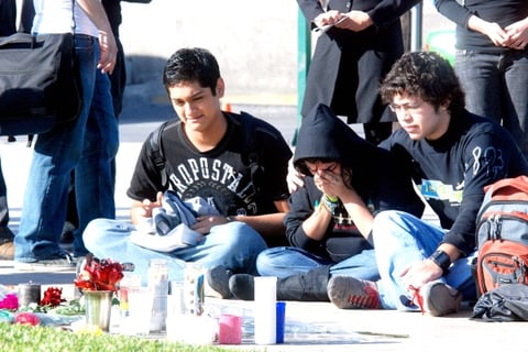 Los estudiantes llegaron al Jardín de las Carreras, en donde luego de colocarse un moño negro en señal de duelo, firmaron el libro o dejan sus flores, retirándose a sus clases.