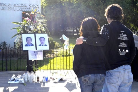 Dos fotografías de los estudiantes de postgrado fueron colocadas en el área, así como un libro de condolencias donde sus compañeros expresan su pesar, además de firmar una enorme manta que reza la leyenda 'Tec Unidos', donde escribieron sus pensamientos.