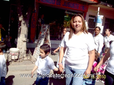 En el desfile del día de la primavera, hola pues aqui desfilado con mi niño en el desfile d la primavera del jardín de niños José Maria Morelos y Pavón de la Ciudad de Lerdo, Dgo. Enviada por María Ruiz