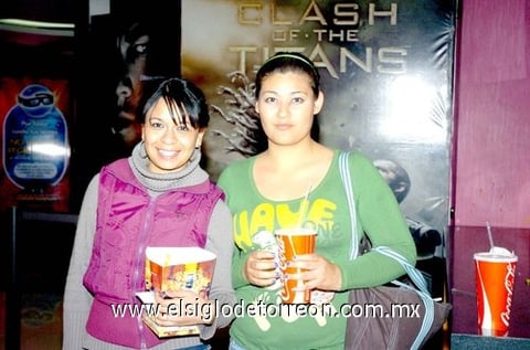 24032010 En el cine. Anayancy Serrano y Karla Arreola.