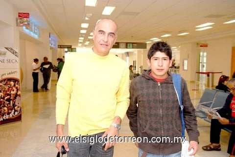 24032010 México. Josué García y Ricardo Padilla regresan a casa.