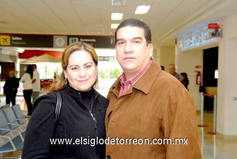 24032010 México. Yolanda Guerrero y Raúl Cuevas viajan por cuestión de negocios.