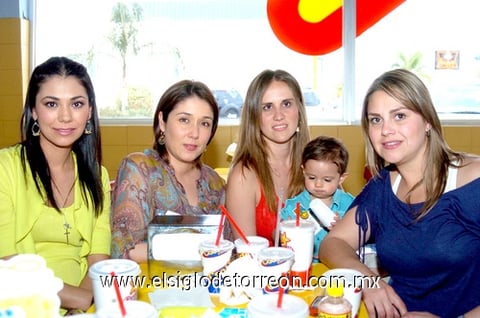 25032010 Convivencia. Susana, Mónica, Miriam y su pequeño, y Brenda.