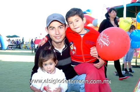 25032010 Camila, Omar y Diego.