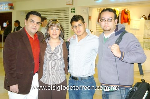 25032010 Hermosillo. Juan Pablo Estrada fue despedido por sus padres Iván Alvarado y Maricruz Olivares, también lo despidió Carlos Gustavo Barragán.