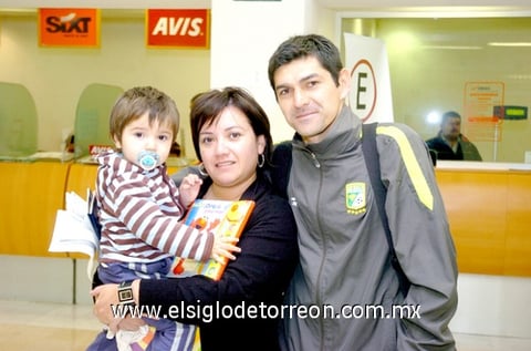 25032010 León. Denis, Angélica y Nicolás Caniza.
