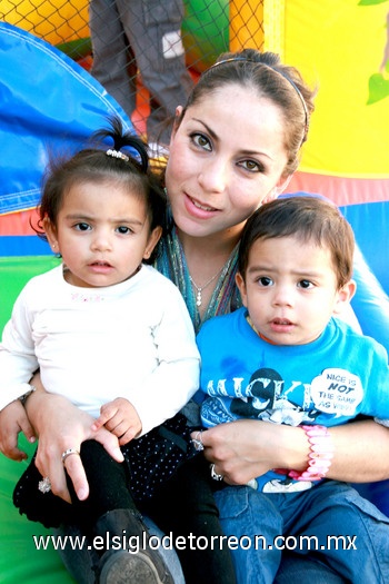 26032010 Paulina Ruelas con sus pequeños Ana Camila y Miguel Ángel Reyes.