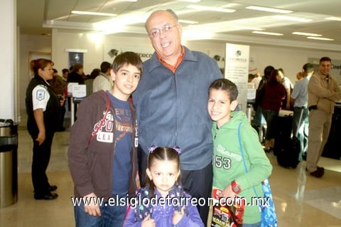 26032010 Hermosillo. José Alfredo, Emiliano y María González, fueron despedidos por su abuelo Armando Martínez.