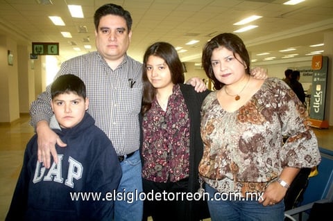 26032010 Francia. Carlos y su hija Rocío Dávila fueron despedidos por su esposa Rocío Cuéllar y su hijo Carlos.