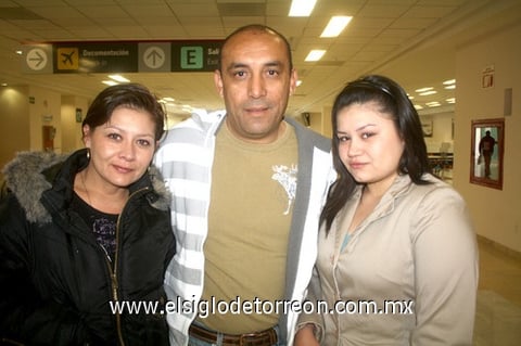 26032010 Guatemala. Susy y Ana Claudia despidieron a Alberto Dovalina.