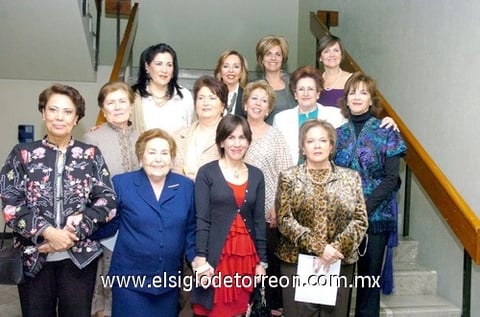 29032010 Exposición. La maestra Adriana Ortega presentó su trabajo en la Exposición Regional de pintura en porcelana Arte y Armonía.