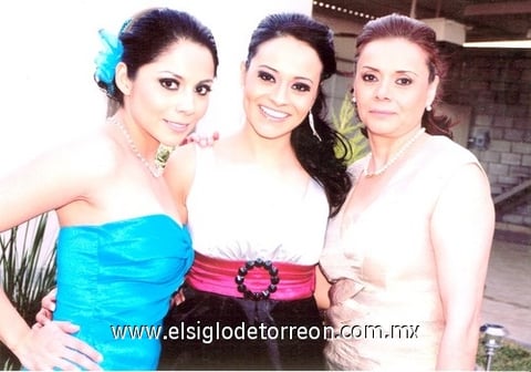 29032010 Ruth Monserrat junto a las organizadoras de su despedida de soltera: Gabriela Alejandra Elizalde García y Beatriz García de Elizalde.