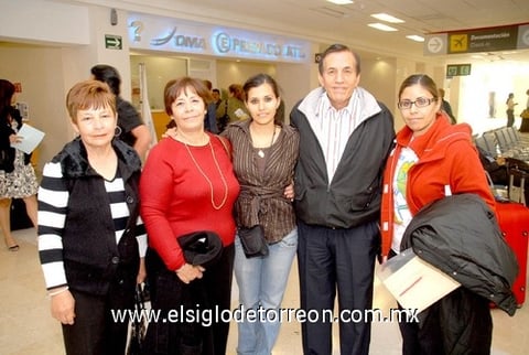 29032010 Roma. Josefina Chávez, Estela de Anaya y Guillermo Anaya Carrillo recibieron a Patricia y Claudia Anaya.