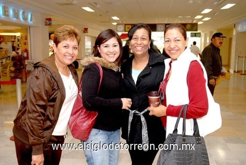 29032010 Los Ángeles. Olivia García, Laura Jáuregui y Laura García recibieron a Marielena Orozco.