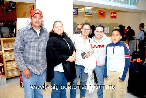 29032010 Buenos Aires. Mayela Aranzábal llegó después de realizar un viaje de estudios y fue recibida por familiares.
