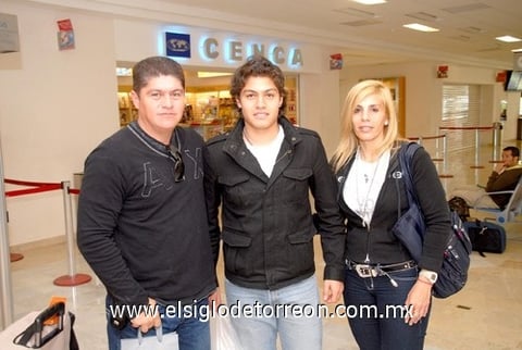 29032010 Barcelona. José Ángel fue recibido por sus papás José Ángel y Estela.