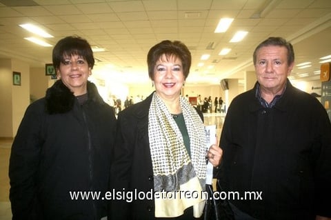 27032010 Brasil. Silvia Hernández, Lucía y Paco Ortega.