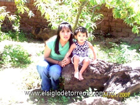Cecy y Nataly en su visita a Cuauhtemoc ellas son de Dallas Texas. Enviada por Carlos Torres.