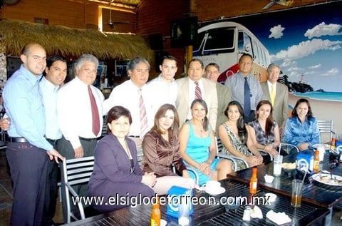 28032010 Maru Rodríguez cambiará de residencia y por tal motivo sus compañeros de trabajo la festejaron.