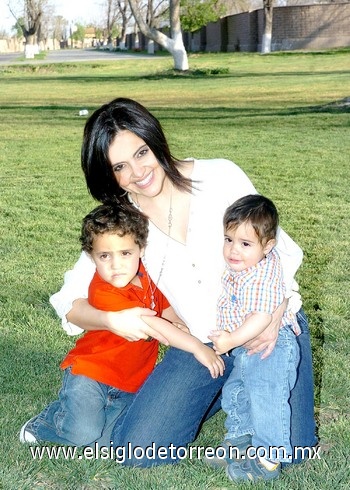 30032010 Tahany con sus hijos Francisco e Iván.