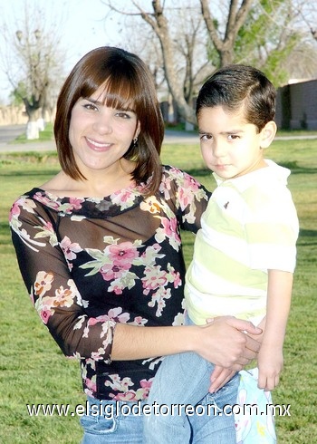 30032010 Daniela Vázquez de Cano con sus hijo Eddy Cano.
