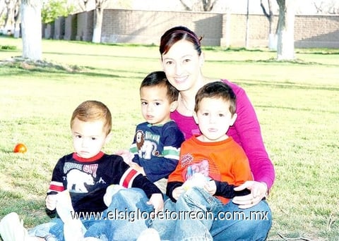 30032010 Susy Reyes de Pérez con sus hijos Diego, Rodrigo y Rafa.