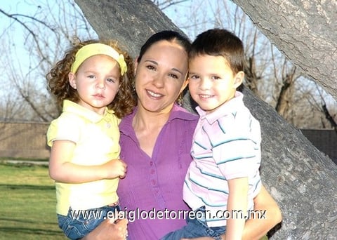 30032010 Isabel Garza de Márquez con sus hijos Ana Paula y Roque.