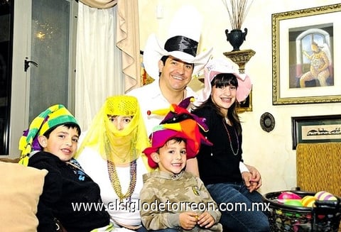 28032010 María Bárbara Gurza Kientzle con sus papás Luis y Bárbara y sus hermanos Luis Dieter y Edmundo.