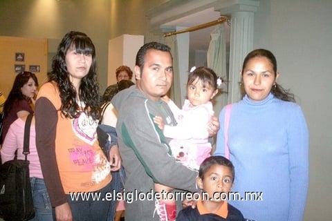 30032010 Saúl Rodríguez, María del Carmen Rodríguez, Yolanda Rodríguez, Alan y Alejandra González. EL SIGLO DE TORREÓN/JAIME DE LARA