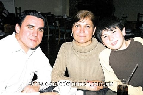 30032010 Ricardo Huitrón, Adali de Huitrón y Uriel Huitrón disfrutaron de reciente convivencia.
